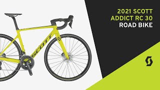 Retrato De Ciclista Masculino En Casco Amarillo Al Lado De Una