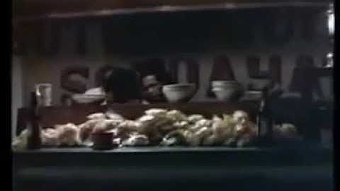 Sundel bolong makan sate-suzana