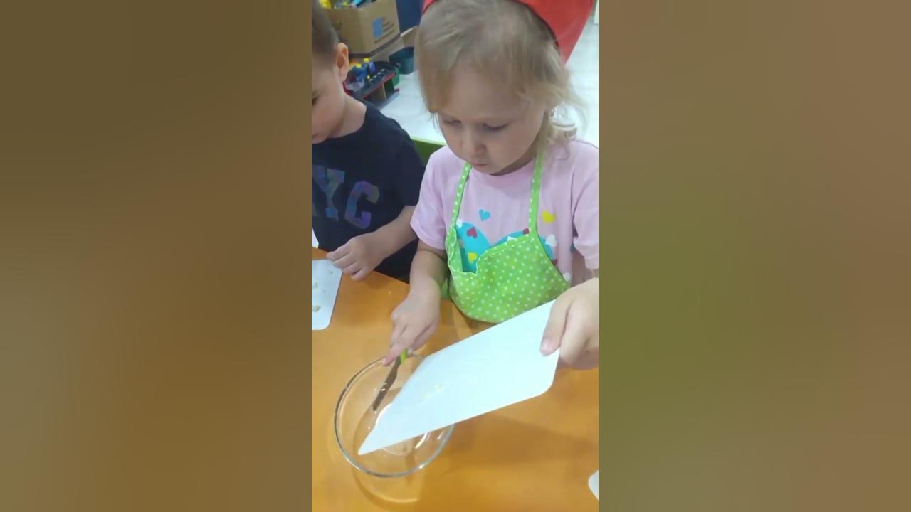 Кулинарики Учимся готовить. Старшая группа. Ребята готовят салат из ...