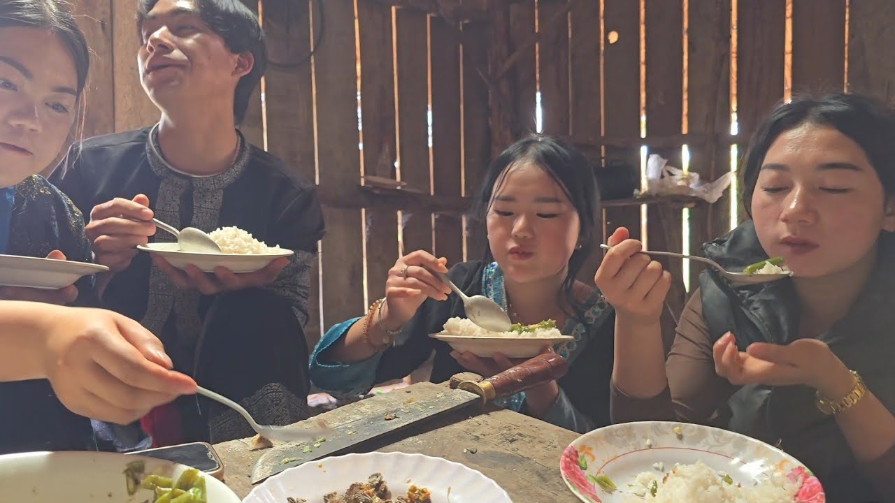 Cov tub cov ntxhais noj mov tham pem zom zem kawg