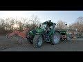 Farmer girl baut Durum Weizen mit Deutz Traktor an