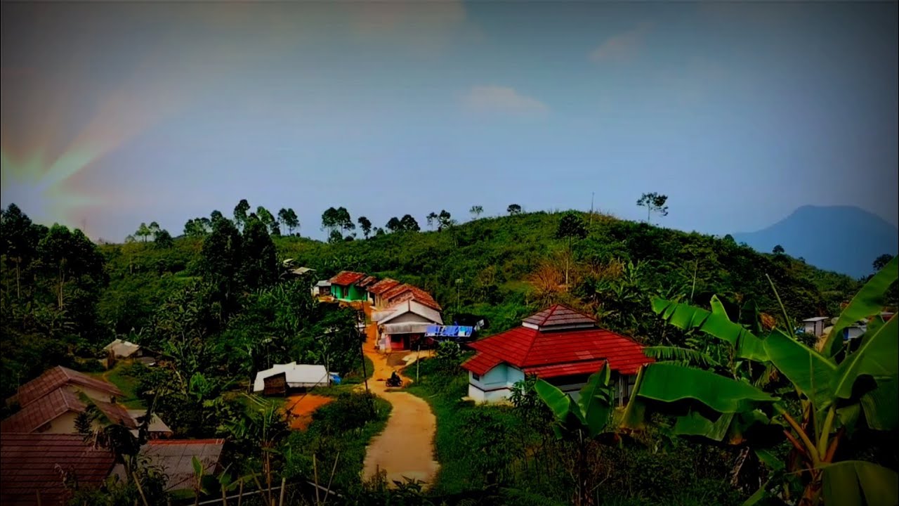 Suasana sore hari di kaki gunung halimun kampung cisarua sukajaya bogor