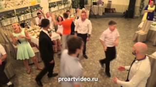 Жених кидает подвязку (съемка с Жених кидает подвязку (съемка с