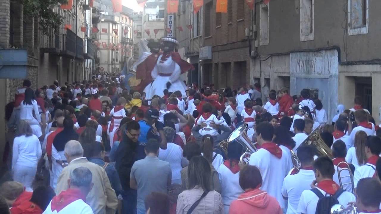 PASACALLES BANDA CHARANGA Y GIGANTES EN CINTRUÉNIGO (NAVARRA) 7- 09- 2015
