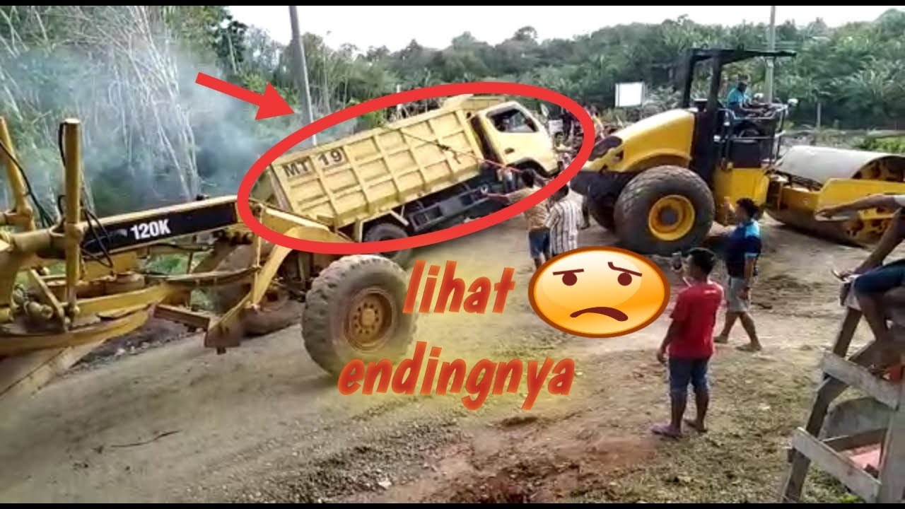 Proses evakuasi dump truk  yang terperosok ke jurang YouTube