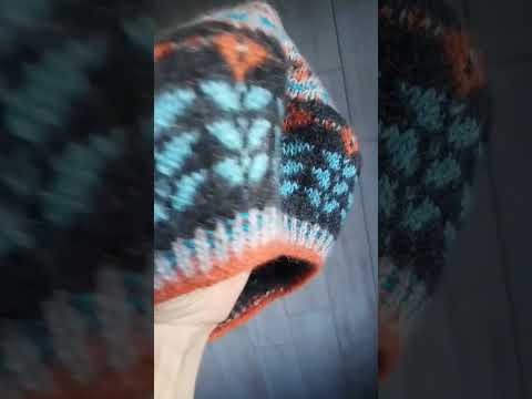 Вязаный берет из
