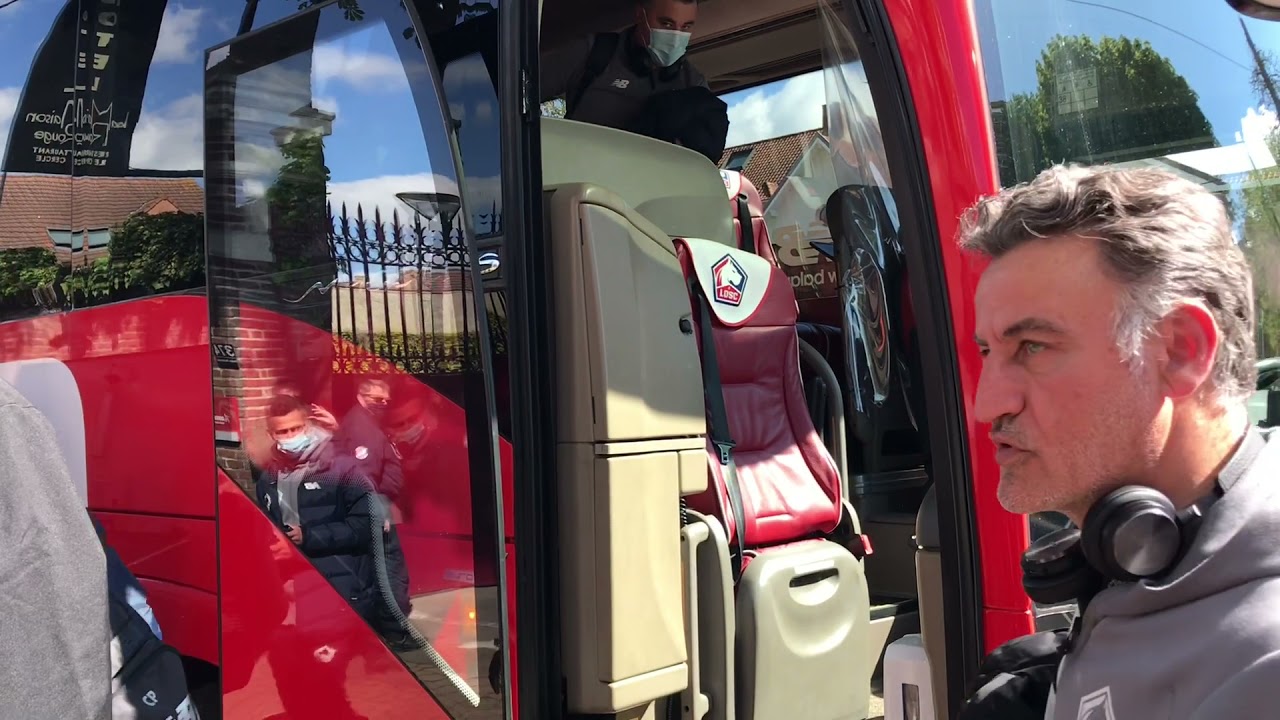 L'arrivée des joueurs du LOSC à Noeux-les-Mines, avant le derby contre Lens (36e journée)