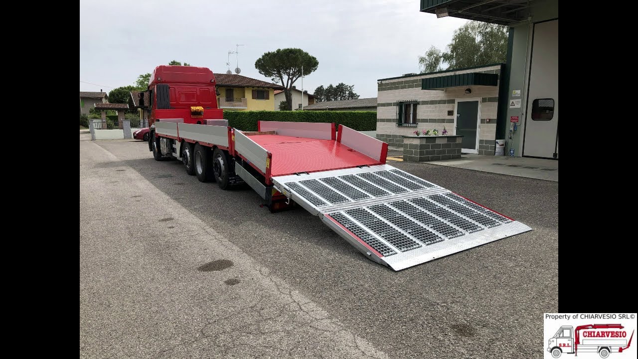 Cassone fisso con coda mobile rastremabile e ramba idraulica di salita