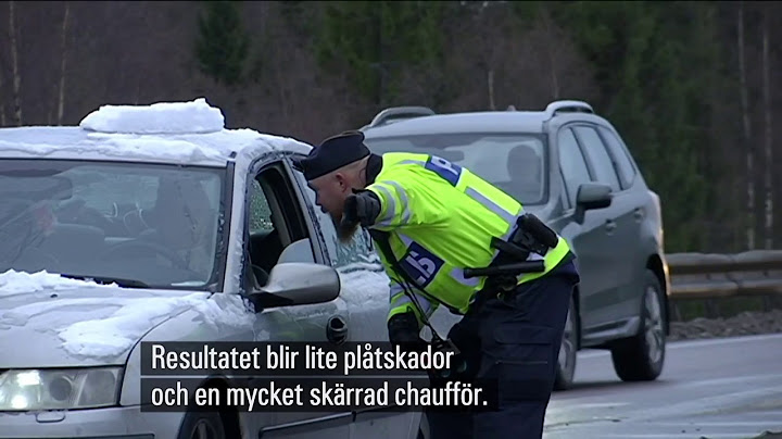 Trafikpolisen försöker stoppa bil som kommer i hög hastighet och tvärnitar