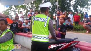 Bocah ini “Ngeyel” saat ditilang Polisi, bikin geli dan ngakak!