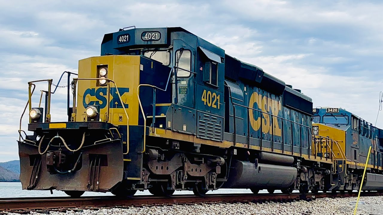 CSX EMD mixed freight heading northbound @ Nickajack Lake, Tennessee ...