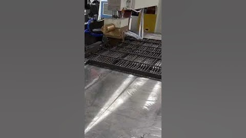 Spot welding machine for wire mesh, with XY feeder