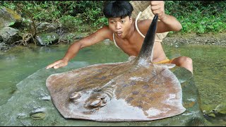 find food meet Stingray - grilled Stingray eating so delicious at forest