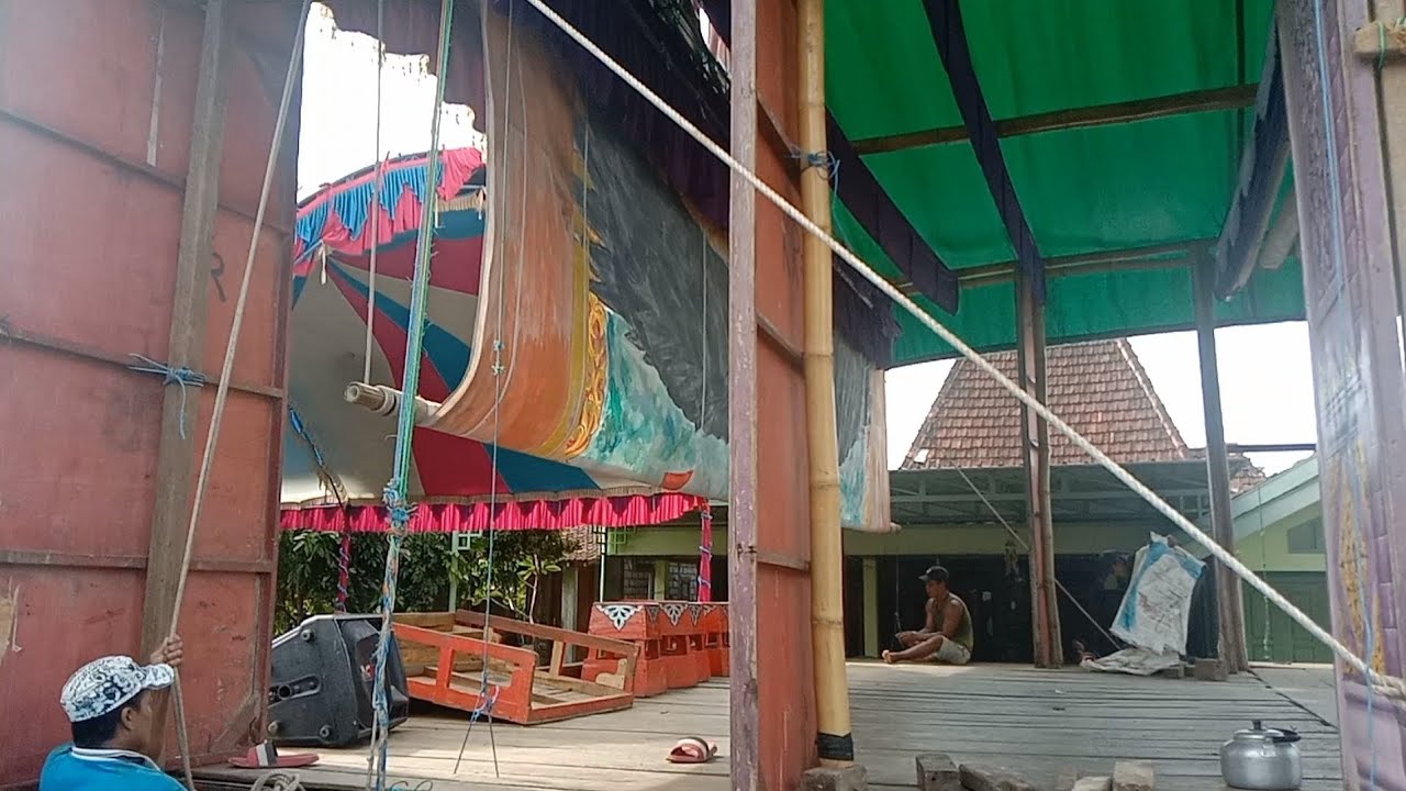 proses pemasangan gulung geber / kelir panggung ketoprak Bhakti Kuncoro