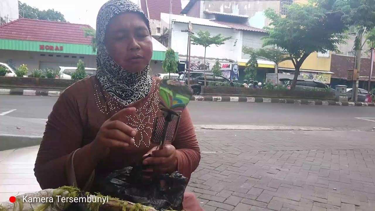 DI SOLO TAK DI SANGKA BERTEMU IBU INI GENDONG PERALATAN  