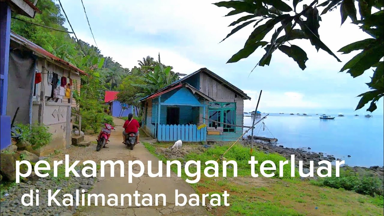 menyusuri perkampungan di pulau Lemukutan Kalimantan barat