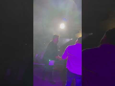 کنسرت بهنام بانی اجرای آهنگ منو بارون توسط بهنام بانی و بابک جهانبخش