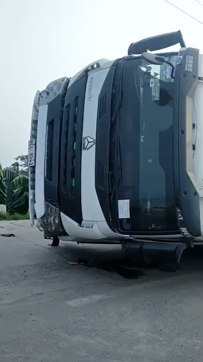 SINO TRUCK FAILS #truckaccident #truckfails #heavydutytrucks #Howo #sinotruck #dumptruck #accident