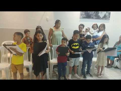 Louvor com as crianças.