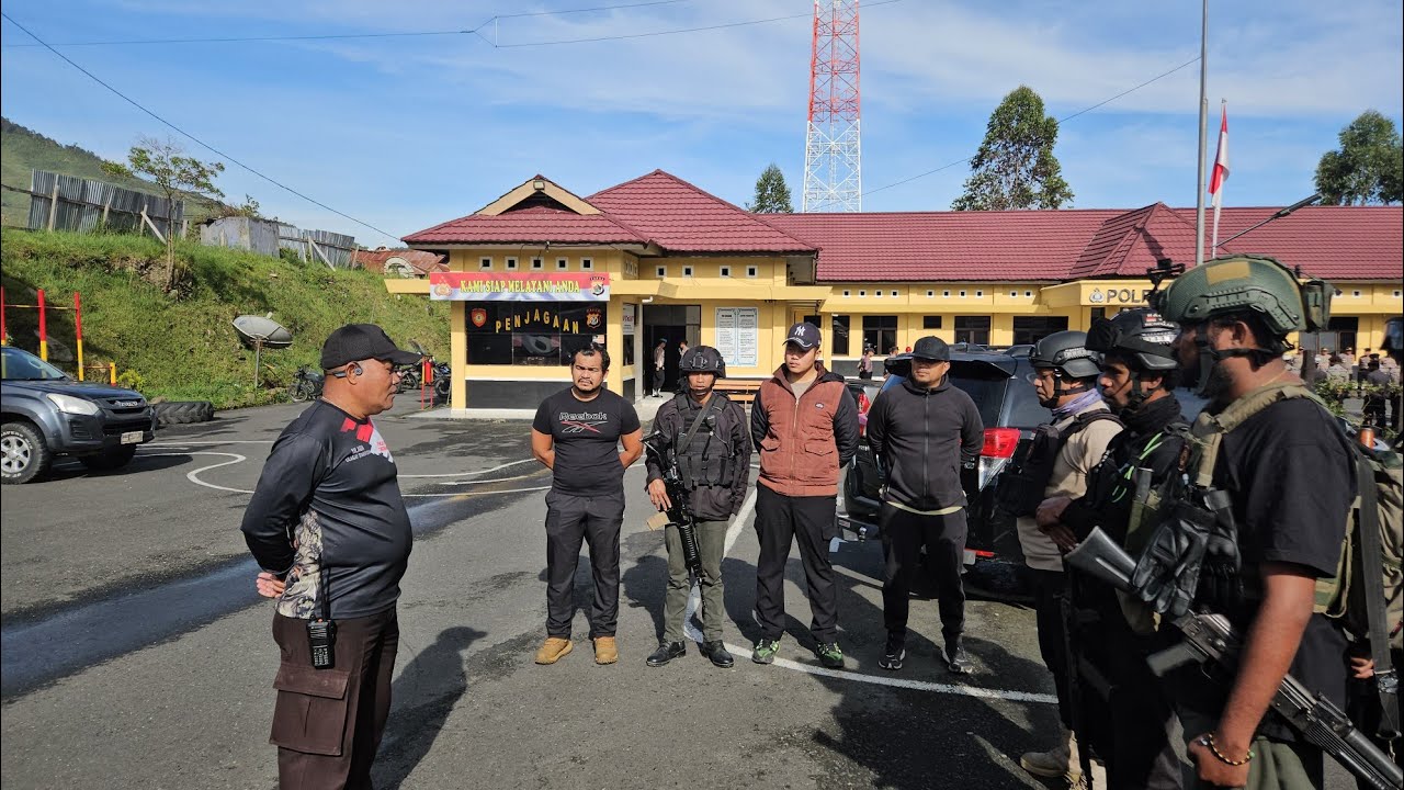 MERESPON BUNYI TEMBAKAN DI PUNCAK MERAH PUTIH