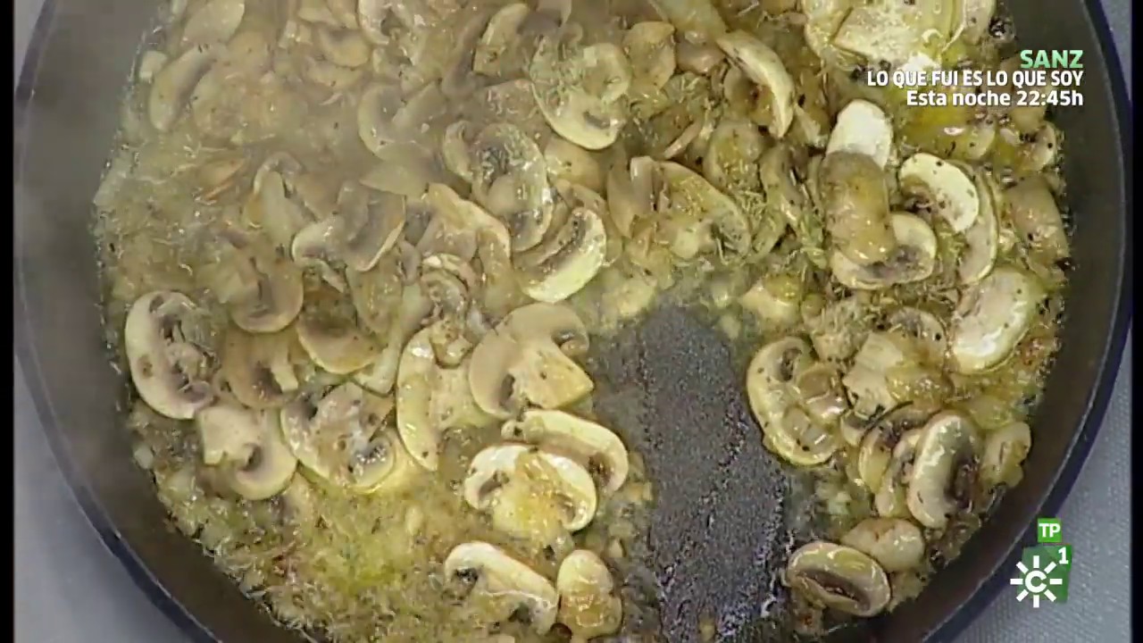 Cómetelo | Pollo en salsa de champiñones  con guarnición de puré de batata asada