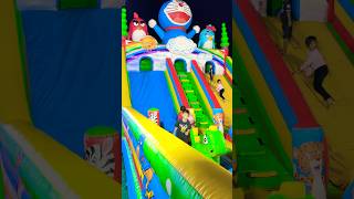 Lompat Disamping Dino Ijo Dan Bergantung Di Atas Perosotan Kuning