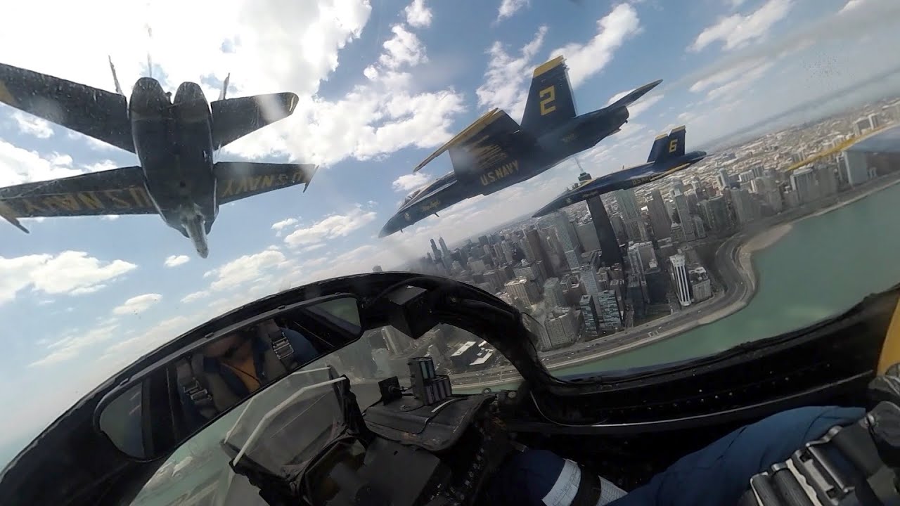 Coronavirus, l'omaggio delle pattuglie acrobatiche Usa a medici e infermieri