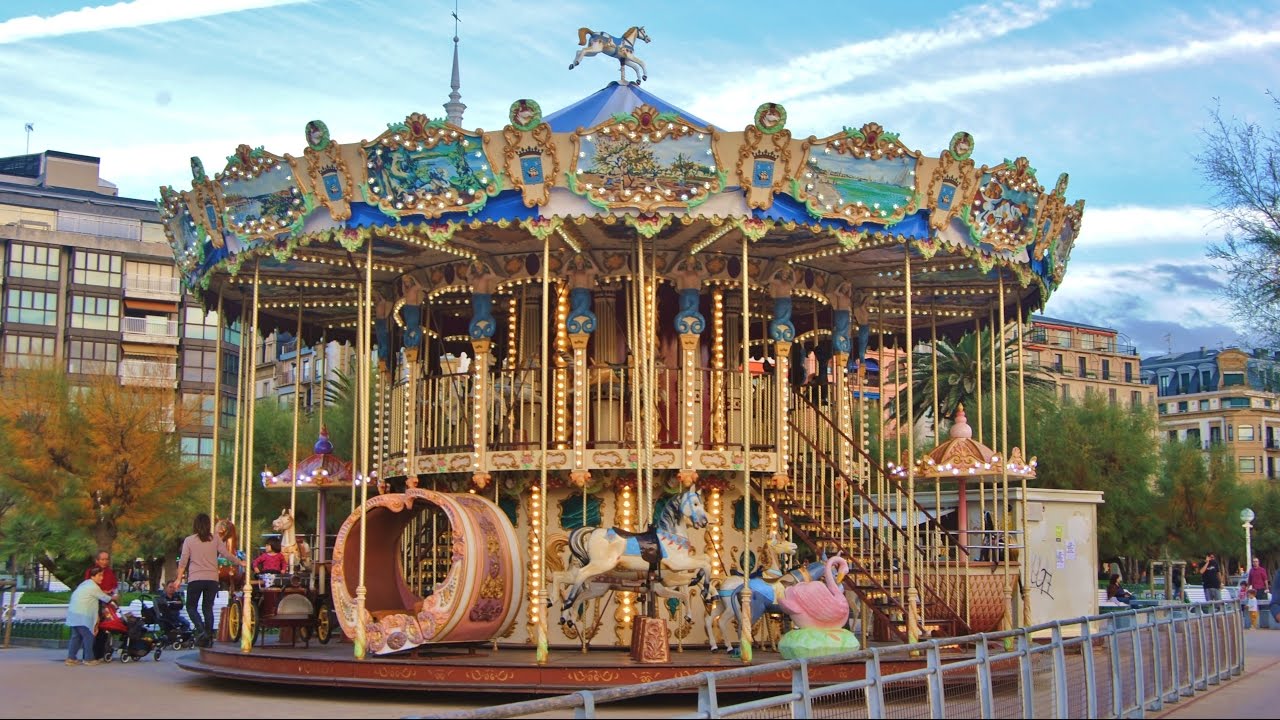 Oier monta en el TIOVIVO MAGICO FERIA en Donostia. Carrousel Palace |Vídeo divertido para niños