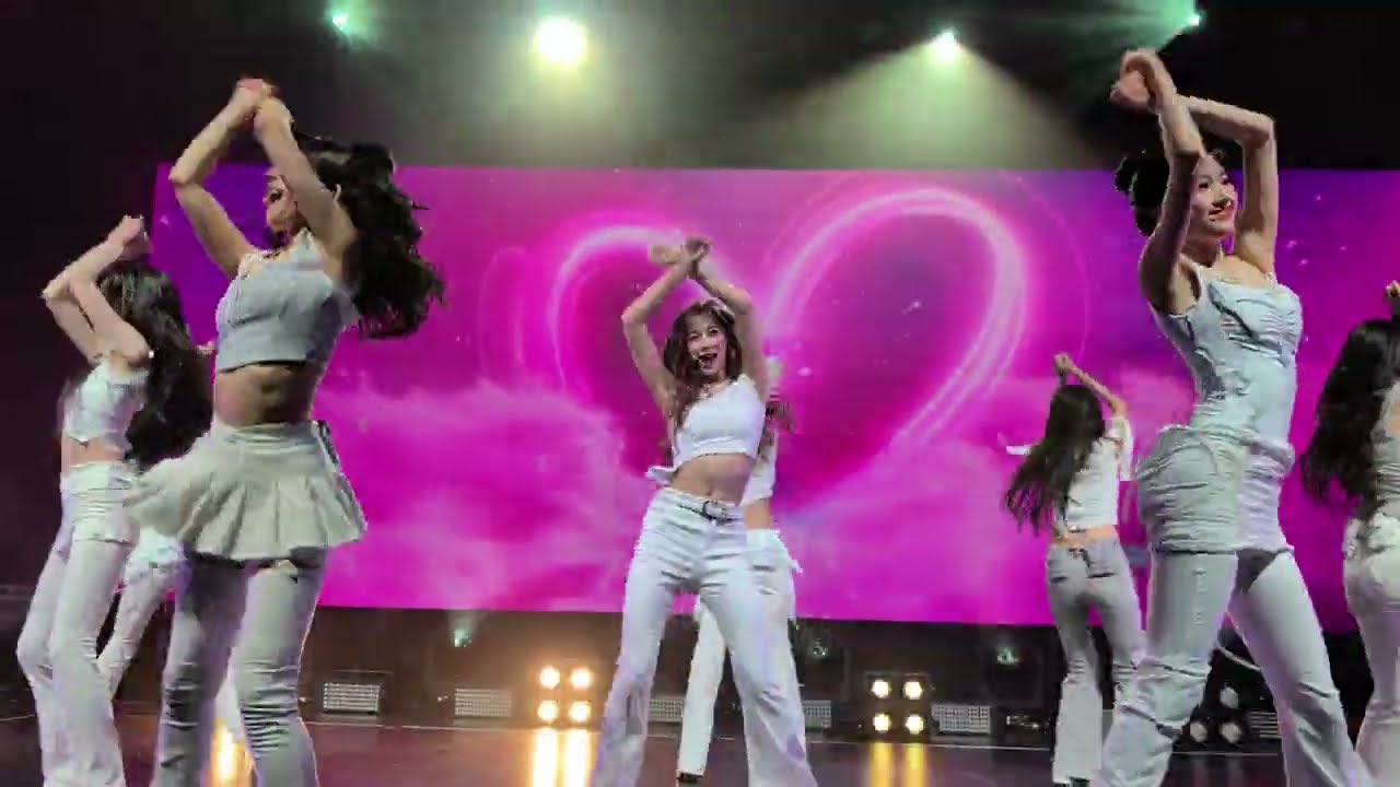 tripleS (트리플에스) - Love2Love | Toronto 250903 | Alpha