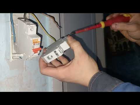 Замена автоматов под напряжением! Как не НАДО делать !