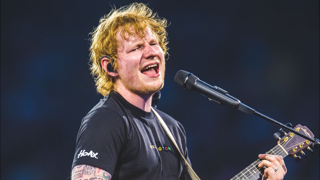 Ed Sheeran forgets lyrics, invites girl on stage to help - YouTube