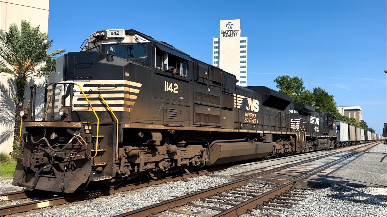 NORFOLK SOUTHERN鉄道　鉄道ディスプレイ Norfolk Southern EMD SD70ACe 1142 Leads NS 323 at Downtown Jax