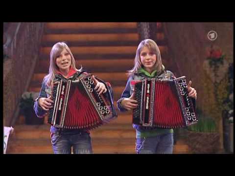  Update  Die Twinnies - Bayernmädels - 2 Girls playing steirische harmonika on rollerskates !