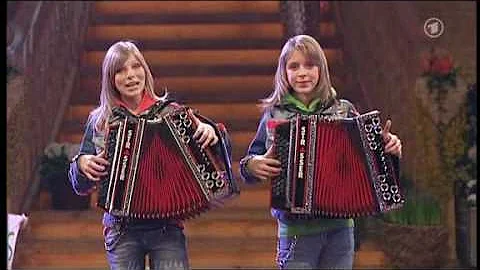 Die Twinnies - Bayernmädels - 2 Girls playing steirische harmonika on rollerskates !