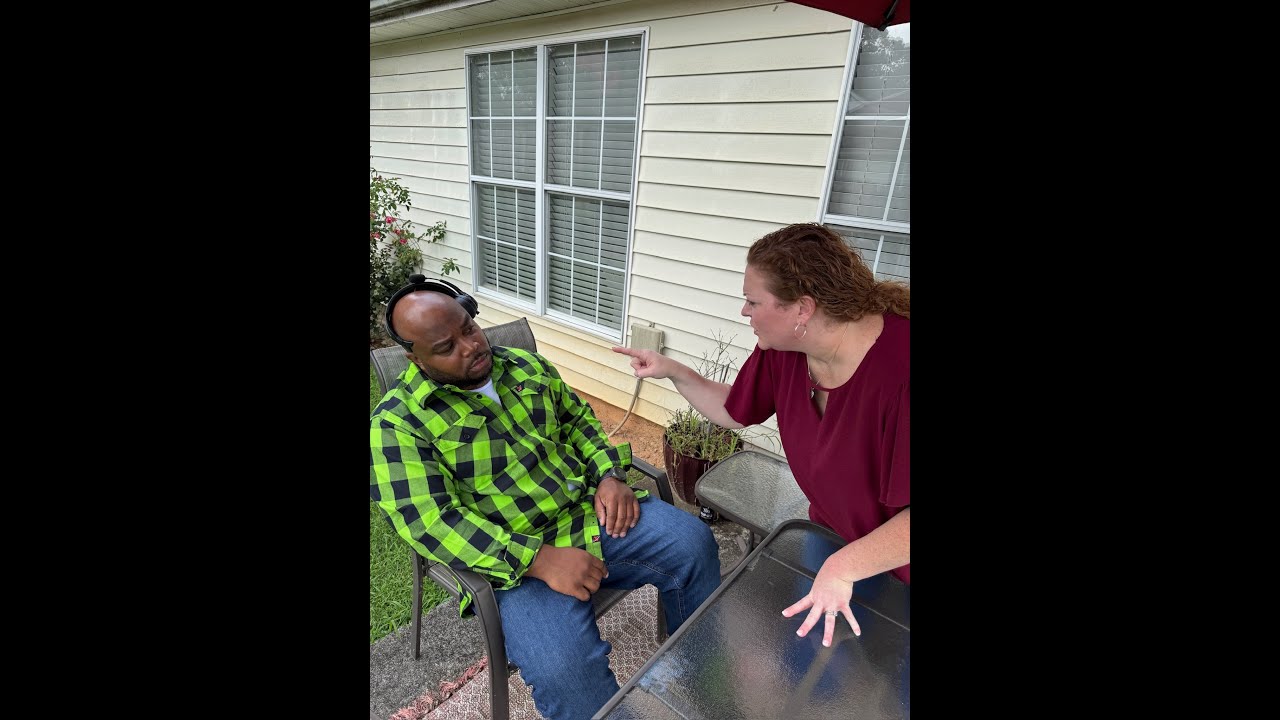 Брат Ларри в лицо называет Бетани «снежным кроликом» и советует ей быть осторожнее.