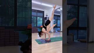 The power of repetition #Women'sPower #Handstand  #daily #dailyyoga #every #let #yoga #zongzi #may