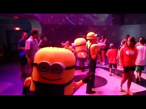 DESPICABLE ME MINION MAYHEM DANCING with MGTracey - UNIVERSAL STUDIOS ...
