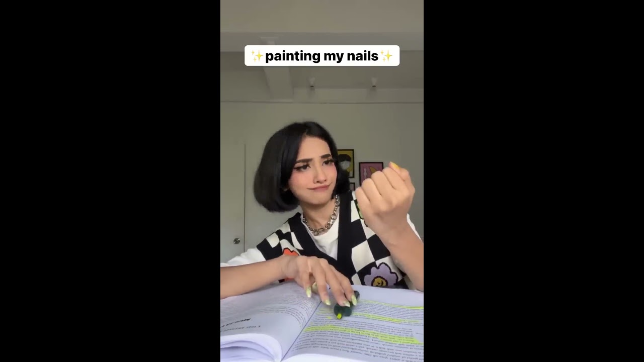 Using highlighter as nail paint