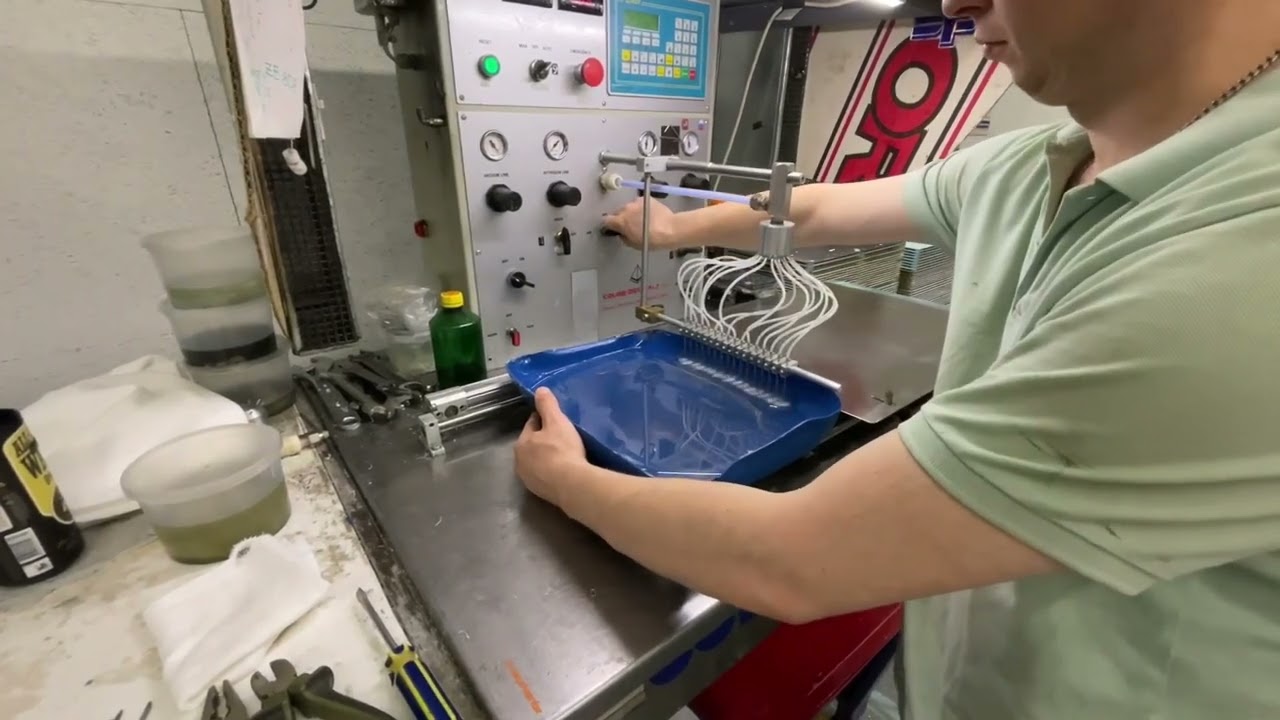 Наклейки залитые смолой. Процесс заливки и промывки оборудования