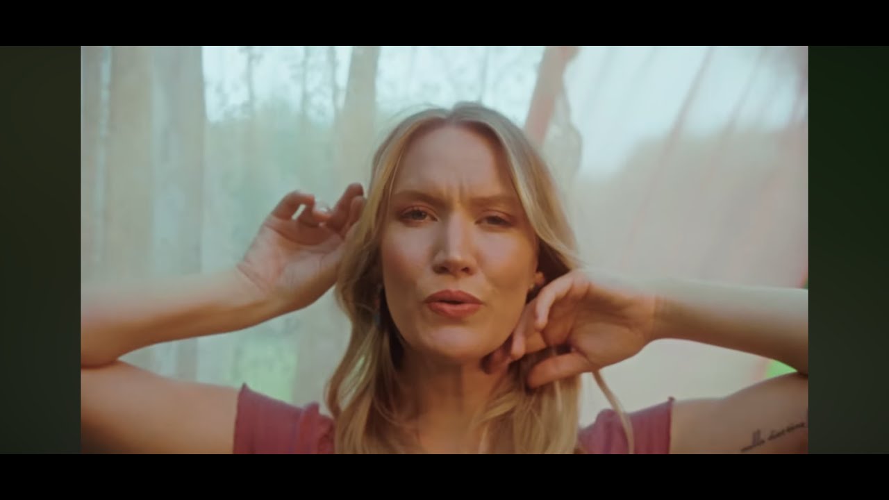 Guarda Katie Boeck - DUST - Visualizer su YouTube Guarda Katie Boeck - DUST - Visualizer su YouTube