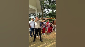 Wakil Menteri Kebudayaan RI Giring Ganesha menggunakan alat sumpit senjata tradisional Dayak