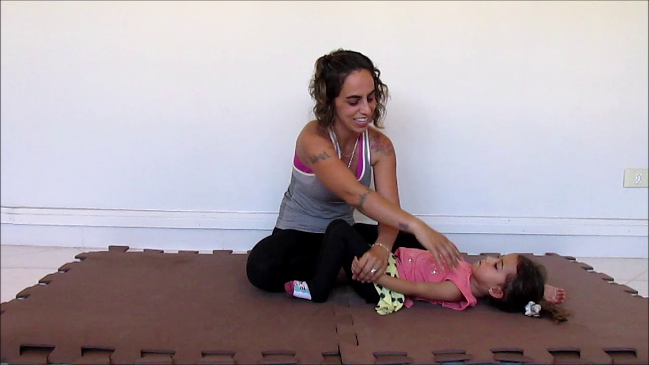 Yoga para crianças Brincadeira com massagem Minha boneca de lata