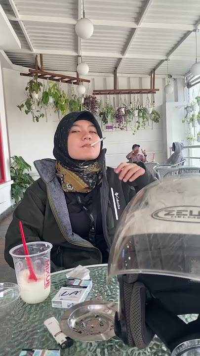 hijab merokok