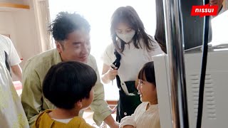 ムロツヨシ、子役と血液型の話題で大盛り上がり！まるで本物の親子のよう！？　ニッスイ「大きな大きな焼きおにぎり」新CM＆メイキング