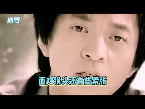 李健15年前接受采访，长相清秀满脸羞涩，被主持人提问吓到冒汗