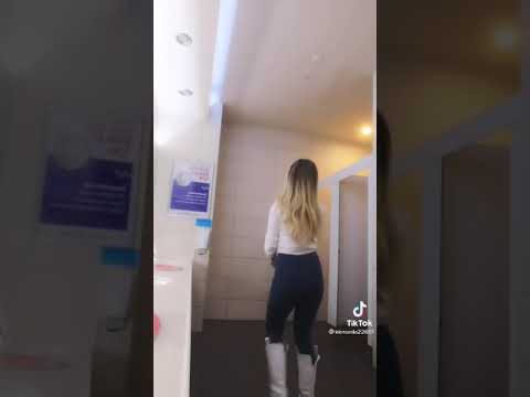 liseli sarışın kız tuvalette twerk Show yapıyor
