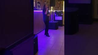 Denise zingt het nummer stupid van tess