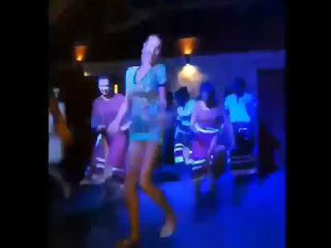 мужик танцует с микрофоном. пьяные танцы волочковой. пьяные танцы волочковой. волочкова танцует. волочкова танцует на дискотеке.
