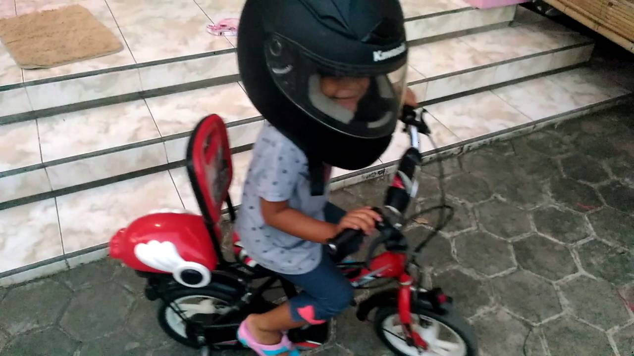 Anak Kecil Dengan Helm Gedenya Youtube