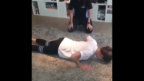 Flexão de braço com joelhos no chão